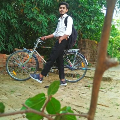 विष है, सुधा है
तृप्ति है, क्षुधा है
आग्रह है, अबीर है
सुख है, पीर है कुछ अंत है, कहीं अनंत है
वही #शिवम् है, वही संत (एकांतवासी) है