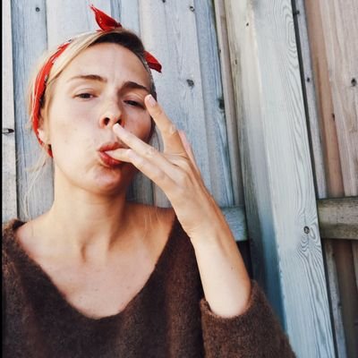 Pysslar med kunskapsstyrning i vården, driver coworkingkontor, skriver grejer. Tror att framtiden skulle ljusna om vanliga människor oftare sa vad de tyckte.