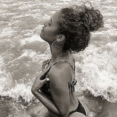 KinnyNinha's profile picture. Cada um... Com seu cada um...
Deixa o cada um dos outros...
