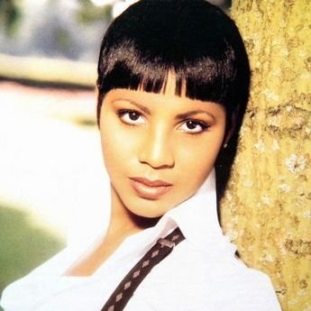Toni Braxton rocked the f out of that short haircut stan account