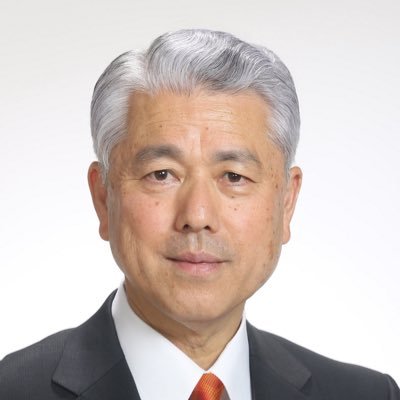 前熊谷市長。熊谷市名誉市民。(一社)埼玉県ラグビーフットボール協会名誉会長。早稲田大学法学部卒。趣味は水泳、映画鑑賞、読書。悩みは英語の会話力が全く上達しないこと。