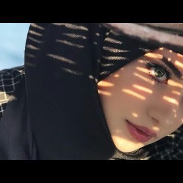 وإذا رأيت حُسنها وهي تبتسم
قلت ربِّ إغفر لعيناي إن ثمُلت