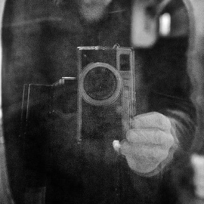 Me gusta mi familia. Las cosas claras, el vino tinto y las fotos en blanco y negro. Perfil personalísimo.