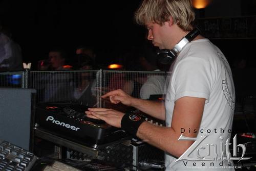Mark Koolman, 27 jaar, afgestudeerd bouwkunde en TBK en in de weekenden actief als allround DJ