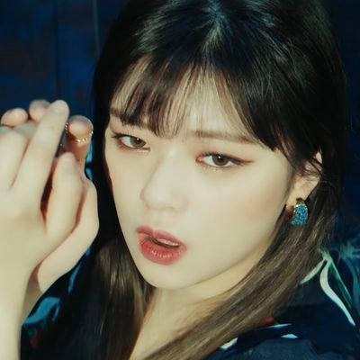 Waritanya dilukis alam raya sejak warsa '96. Diberi corak maneka warna serta dijadikan dara rupawan bervokal indah. Disemat asma, Yoo Jeongyeon dari grup TWICE.