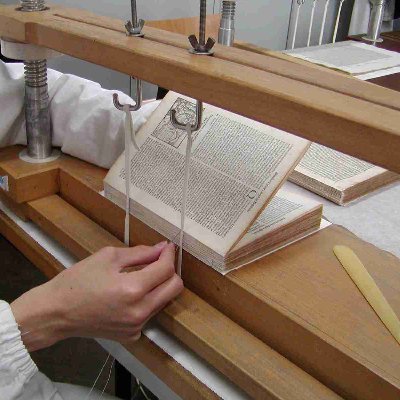 書籍(洋装本、和装本)を中心として、文書・地図・ポスター・図面等の紙資料および版画やデッサン等の紙作品の他、皮革文化財の保存修復処置ならびに予防的保存処置を行っている修復工房です。