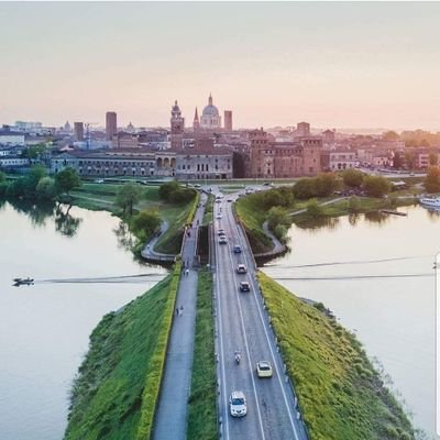 I viaggi e la Fiorentina le mie passioni ed un debole x l'economia ed i mercati finanziari. Dico ciò che penso senza giri di parole.