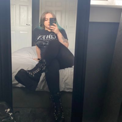 ez1916's profile picture. 25 • she/her