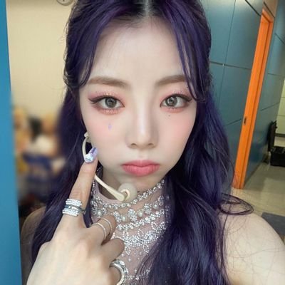 shejwiwowb's profile picture. :)