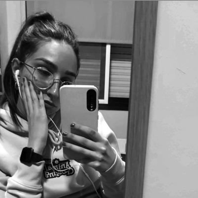 Lauura21's profile picture. It's not easy being old.