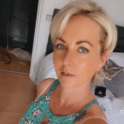 Je suis une femme 😍aimable souriante dynamique 🤩et intelligente🤔 j'aime la vie 🤗et les voyages☺ je suis aussi une maquilleuse professionnelle 💋