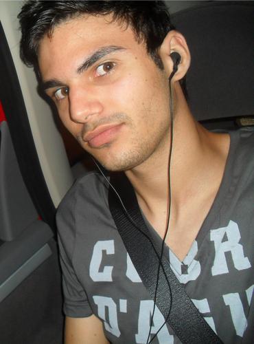 *--* E desde aquele dia, você roubou meu coração e você é o culpado. E de repente...Você é tudo o que eu preciso, a razão pela qual Eu sorrio! =D