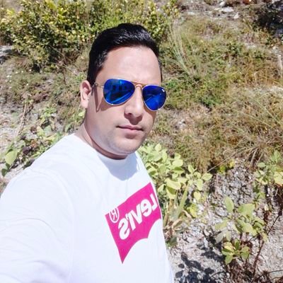 Davinde61478099's profile picture. Businessman