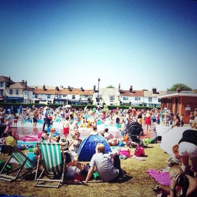 Kids paddling pool, mini golf, ice creams cafe on Walmer Seafront