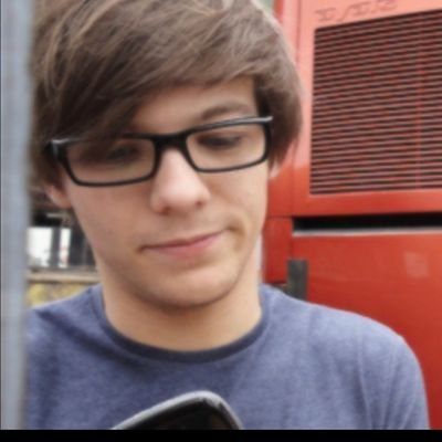 hoelouisbot's profile picture. louis tomlinson enthusiast ✿‧₊˚🥞🥛ꔛ . . . 

she / her