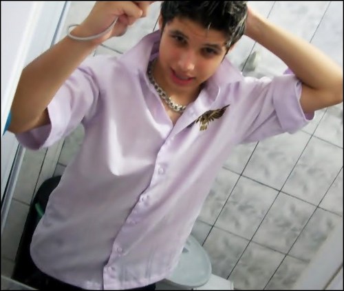Diante De Tantos Problemas,Desilusões,Tristezas,Aprendemos aonde Buscar nossa Felicidade.Encontrei a Minha Através do que sou,do que Faço,E Hoje SOU FELIZ *-*