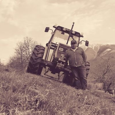 Angelo Diabolik😇😈 amo la natura e la mia terra, le macchine agricole, i camion e le moto. Sono un contadino imprestato ai camion. Attratto dalla trasgressione