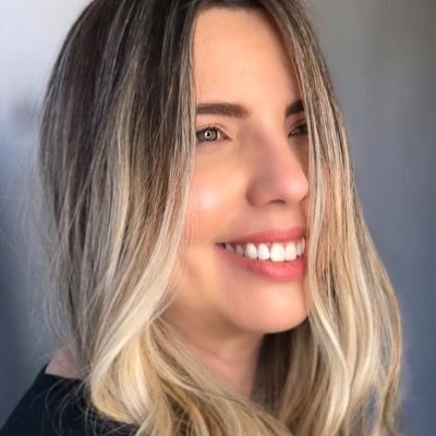 Jornalista. Assessora de Comunicação, apresentadora e mestre de cerimônias.