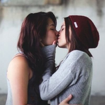 tharahere1's profile picture. les🐝n 🏳️‍🌈but now need a change...
finally engaged💍