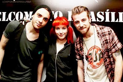 Sou um coala vampiro que faz RAAAWR, como cogumelos que brilham e canto Misguided Ghosts pros fantasmas lá de casa. (20.02.11) I♥Paramore