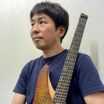 ギタリストです。東京にある宮地楽器でギター講師をしております。以前は『Go!Go! GUITAR』などの音楽雑誌ライターもやっておりました。楽器大好きなので、ギター以外にもウクレレやベース、ドラムもやります。でも一番最初の楽器はヴァイオリンでした～♪皆様どうぞよろしくお願いします〜(´ε｀ )/