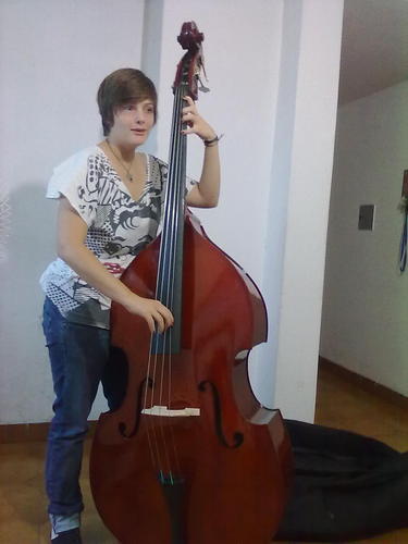 Santafesina de 18 años. Estudiante de música. Toco el contrabajo. Sigan que los sigo :)