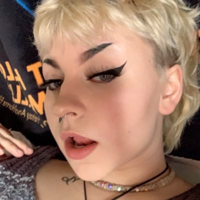 fuzzywuzzy_mad's profile picture. NSFW//18+ bi🌞 baby witch 🔮she/they 😳 19 i can verify!!