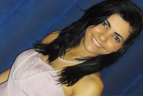 Estudante de administração,sonhadora e realista que 
vive feito louca para das loucuras ousar a felicidade.