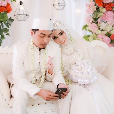 jangan sia-siakan orang yang mencintaimu sebelum kamu kehilangannya ^^