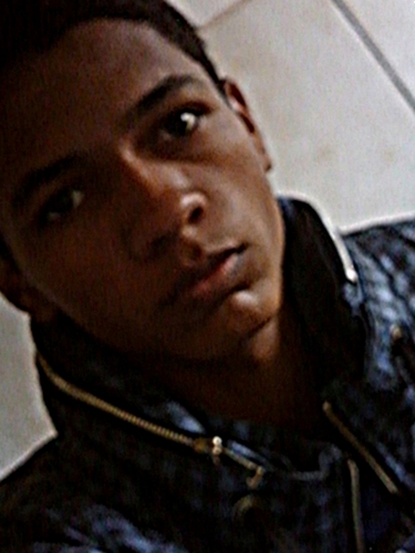 Adolescente normal que não se importa nem um pouco com o que os trouxas dizem dele ....Se estou com Deus o resto é sobra....