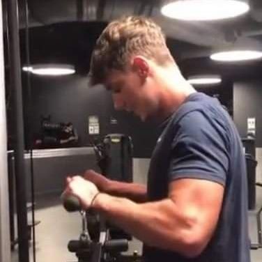 lvt_alexandre's profile picture. - Et la mental', ça ferme des portes mais au moins, t'es fier de toi. 🤜