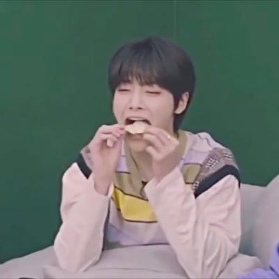 posting jeongin asmr king munching daily • @dailysaranghae @ilybabytyily @muyahoskz @dailymylover