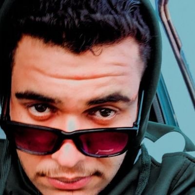 أنا لا احترمك من البدايه كي لا أقع في مأزق تقليل احترامك في النهايه🖤.