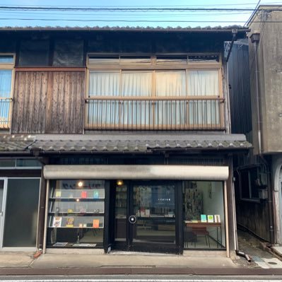 「日本のへそ」西脇市の本屋・ブックサロン「へそまち文庫」です。文学・歴史・旅行・音楽・アート・デザイン・スポーツ・テキスタイル・料理・児童書…まちなかの旧ブティックスペースをリノベーションした空間で本と親しむ・本の世界に浸る・ゆっくりとした時間をお過ごしください。地元カルチャー雑誌『ヘソノオMAGAZINE』の販売も。