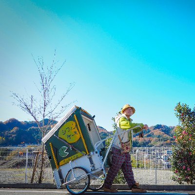 東京の西の端、青梅市で小さな小さなシフォンケーキ屋さんを営んでいます。
ぼく自身は行商人。
毎日、シフォンケーキをチキチキ（リアカー）に積み込んで、その日の気分で街を回遊しています。
うつ病と行商＝小商いの体験を一冊の本にまとめました。
文芸社から「うつ病のぼくが始めた行商って仕事の話」ってタイトルで出版。