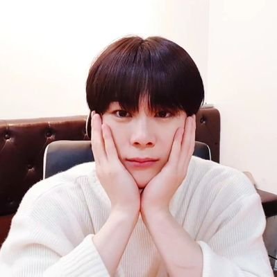 '나의 계절이 되어줘'
#아스트로 #ASTRO 🌟
#문빈 #MOONBIN #나의_달_문빈 🌙
그리고 #오늘의달 🌕
#아름답고_멋진것을_볼때마다_널생각해_빈아💜