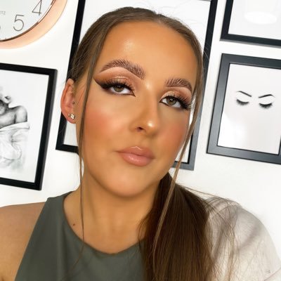 makeupbylizrose's profile picture. UK Beauty Youtuber | Instagram - @makeupbylizrose | Check out my YouTube channel!!!👇🏻💄💕