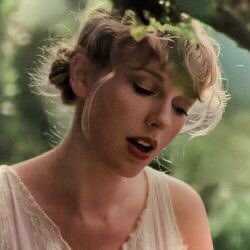 downtownbars13's profile picture. to kiss in cars, and downtown bars, is all we needed / ravenclaw