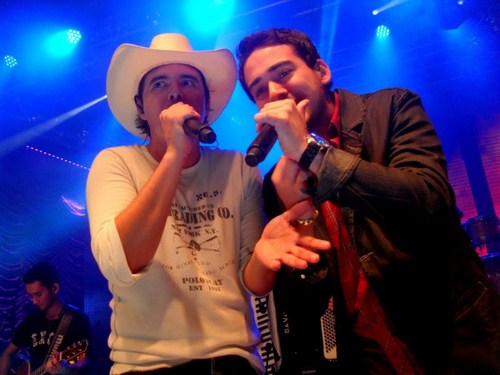 Em dois fuso horários não dá pra se amar ... ♪♪ Seja voce também um ou uma Paranaense preenchendo um lugar no coração de CONRADO E ALEKSANDRO. ♥
