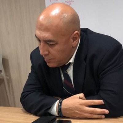 Economista, dedicado a la economía y finanzas de la salud a nivel profesional, docencia e investigación