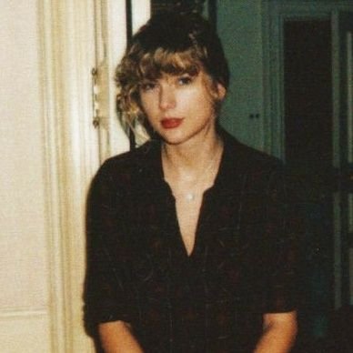 swiftiemoods's profile picture. she/her 🐍