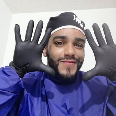 Odontólogo fundador de @sonrisassaludab. Folklorista.