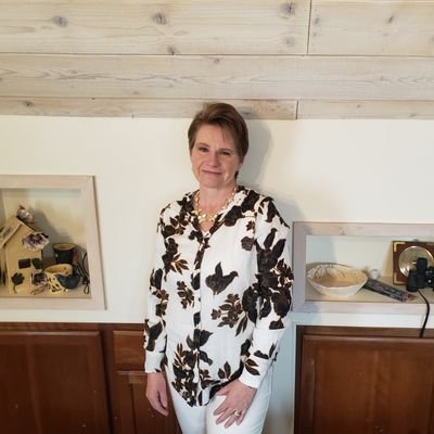 EllermeyerLori's profile picture. Artist, decorator & rental properties