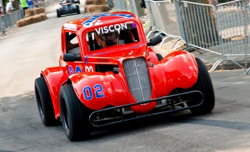 Motorsportevenement in het centrum van Middelharnis met demoraces van klassieke en moderne sportscars, sprintscooters, karts en klassieke motoren.