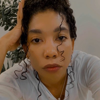 EssLela's profile picture. Stop it now... I'm trying to write.