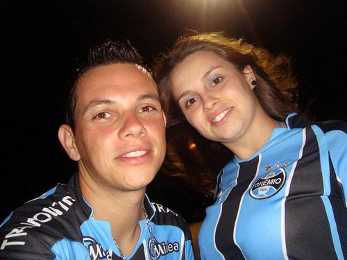 -Gremista de coração, Técnico em computador de bordo, Taekwondista, Noivo de uma quase atleta...rsrsrs e muito FELIZ...!!!-