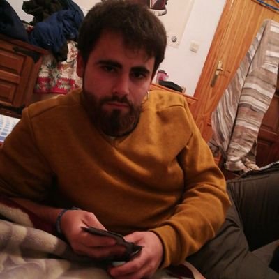 Colgando acordes en el aire con mi guitarra de palo
:enamorao der doló, aunque a vese viva, illo:
con tendencia a precipitarme
huracán
ruina namás