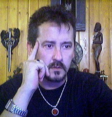 Cantante y Parapsicólogo. Dos mundos diferentes pero apasionantes.Grupo musical SHARAZAN. Investigador del mundo oculto y espiritista.