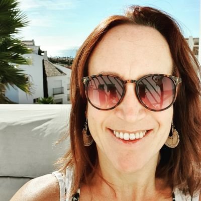 Becky19046090's profile picture. Mad about books 📚