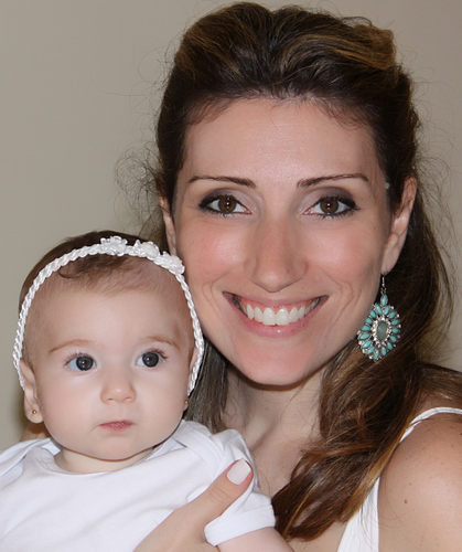 Mãe de primeira viagem em período integral, sem deixar de ser esposa, microempresária, dona de casa, consultora, designer, ou seja, de tudo um pouquinho! :o)